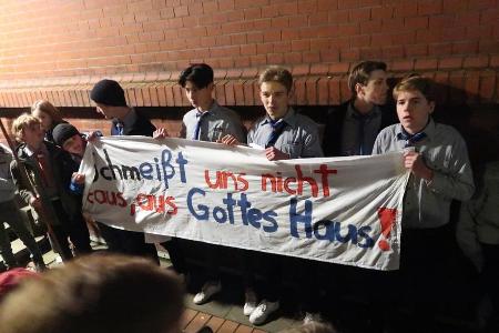 Protest gegen Rausschmiss: Kinder und Jugendliche vor dem Gemeindehaus St. Andreas in Hamburg-Harvestehude