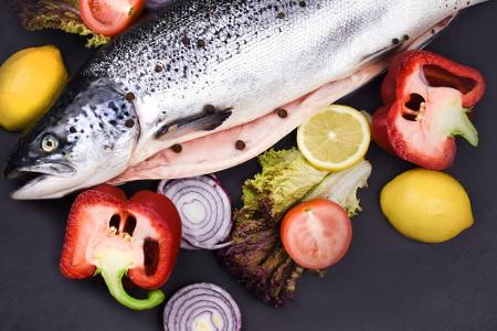 Fisch oder Meeresfrüchte enthalten Omega-3-Fettsäuren. Wer drei bis vier Mal die Woche Fisch isst, steigert damit seine Erin...