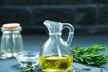 Olivenöl schützt die Blutgefäße im ganzen Körper - inklusive der im Gehirn. Zum Salat oder den Nudeln sollte man also eher O...