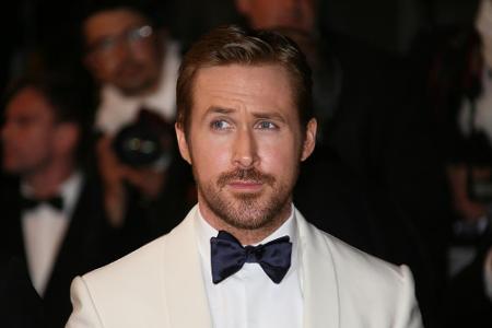 So kennen und lieben seine Fans Ryan Gosling: Im schicken Anzug auf dem roten Teppich.