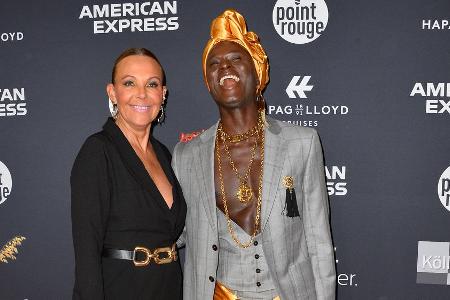 Natascha Ochsenknecht und Papis Loveday mit Goldakzenten auf dem roten Teppich