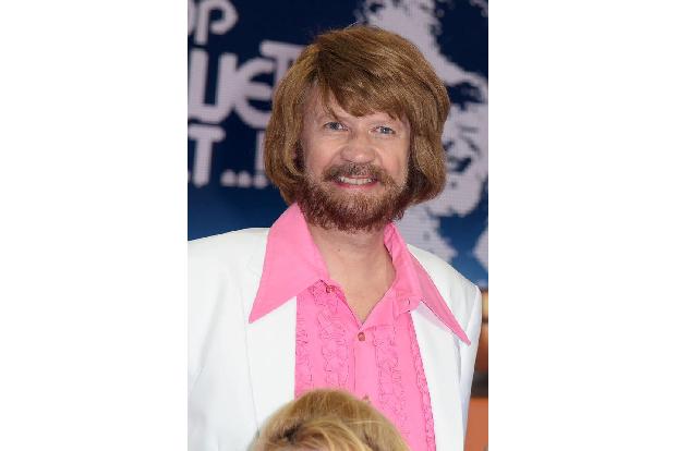 ...muss sich Günther Jauch schon mal überlegen, ob er wirklich mit Bart und Langhaar-Friese durchs Leben gehen will. Aber es...