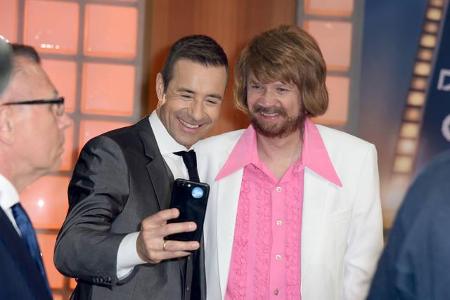 ...Kai Pflaume, der Moderator von 'Top, die Wette gilt!', fand seine Kollegen so witzig, dass er gleich ein Erinnerungsfoto ...