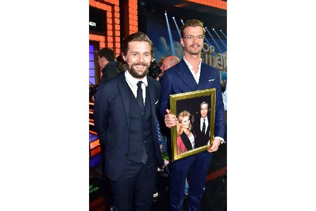 ...Promis, die Frank Elstner die Ehre erwiesen, gesellten sich auch Klaas Heufer-Umlauf und Joko Winterscheidt dazu. Doch da...