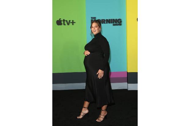 ...Ashley Graham hatte im Oktober auf der Premiere der Serie 'The Morning Show' ganz stolz ihre Babykugel präsentiert. Vater...