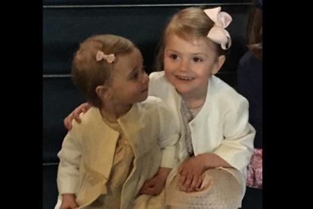 Auch die zweijährige Prinzessin Leonore (l.) gratuliert ihrer Cousine Estelle zum vierten Geburtstag.