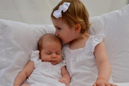 Prinzessin Estelle und ihre Cousine Leonore im April 2014.