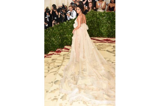 ...Selena Gomez' Krankheit Lupus teilt, der so genannten Wolfskrankheit. Die Symptome können dramatisch sein, so erhielt Sel...