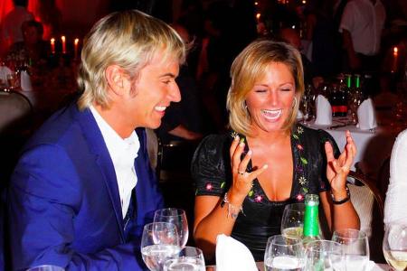 ...die von den Fans gefeiert wurde. Im Doppelpack beehrten sie seit jäher die Schlagerveranstaltungen. Ihr Privatleben hielt...