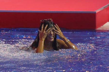 ...Verona auf den Arm und sprang mit ihr gemeinsam ins Wasser! Die Haare ein Albtraum, das Make-up ruiniert, das Kleid vollk...