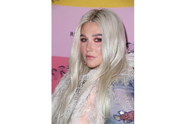 ...Kesha setzt sich leidenschaftlich für die LGBTQ-Gemeinde ein. Nicht nur sie, sondern auch ihr kleiner, stotternder Bruder...