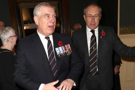 Im Zuge der Epstein-Ermittlungen brodelte es auch im britischen Königshaus: Nach Prinz Andrews peinlichem BBC-Interview muss...