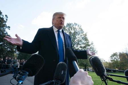 ... und erzeugte damit auch eine Reaktion von Donald Trump, der sie keines Blickes würdigte. Hämisch bezeichnete der US-Präs...