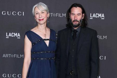 Ein Bild mit Seltenheitswert bot sich Fotografen im November. Keanu Reeves präsentierte sich händchenhaltend mit der Künstle...