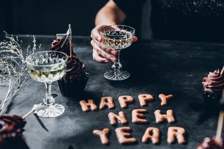 Die einen lieben den Abend vor Neujahr, die anderen können ihn nicht ausstehen. Das liegt mit Sicherheit auch an den Bräuche...