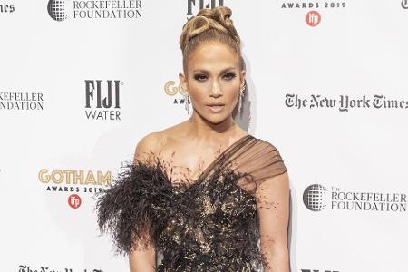 Sängerin Jennifer Lopez glänzte bei den Gotham Awards in einer figurbetonten Federrobe in zeitlosem Design.
