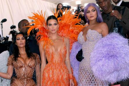 An der Seite von Kim Kardashian (l.) glänzen? Kendall und Kylie Jenner (r.) setzten bei der Met-Gala in New York beide auf o...