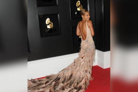 Jada Pinkett Smith zeigte bei den Grammy Awards stilvoll, dass mehr manchmal auch mehr sein kann. In ihrem Kleid mit langer ...