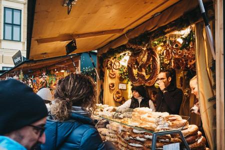 Bei einem Silvester in Wien hat man die Qual der Wahl: Gala-Dinner oder hipper Club? Oder doch die Altstadt, die sich am 31....