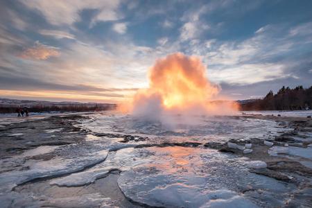 Was ist noch eindrucksvoller als die Eruption eines Geysirs? Klar, die Eruption eines Geysirs in einer Eis- und Schneelandsc...