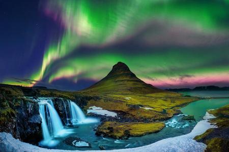 Allein die tanzenden Himmelslichter sind für viele Touristen Grund genug, Island einen Besuch abzustatten. Aurora borealis l...