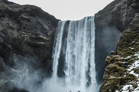 Der mächtige Skogafoss macht sich auf Bilder immer gut, denken sich nicht nur diese beiden Touristen. Sein leichtes Winterkl...