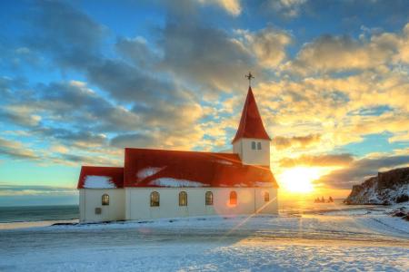 Auch außerhalb der Städte und Siedlungen lassen sich viele kleine Perlen erkunden, wie diese malerisch am Meer gelegene Kirc...