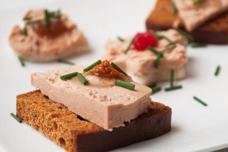 Die Gänsestopfleber ist in Indien ein No-Go. Die Tiere werden für die französische Spezialität Foie Gras gemästet und bekomm...