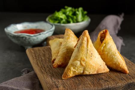 Harmlose Teigtaschen erinnern wegen ihrer Form die al-Shabaab-Miliz im Süden Somalias an die christliche Dreifaltigkeit. In ...