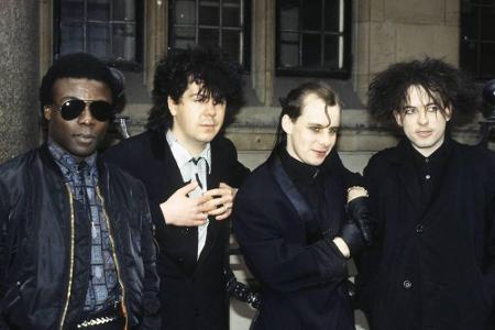 Am 26. Februar schloss Ex-The-Cure-Drummer Andy Anderson (l.) für immer die Augen. Im Alter von 68 Jahren erlag der Musiker ...