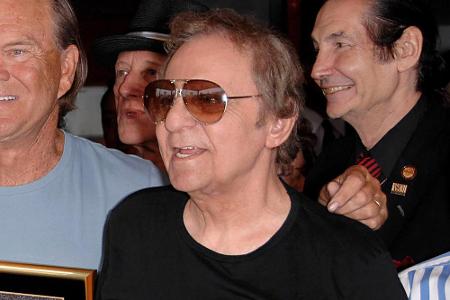Drummer-Legende Hal Blaine saß bei Hits von Elvis Presley, Frank Sinatra und den Beach Boys am Schlagzeug. In diesem Jahr gi...