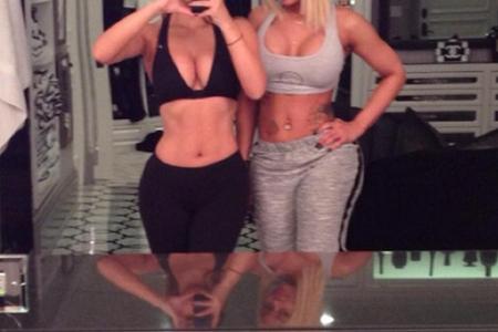 Dieses pralle Dekolleté gehört Kim Kardashian, die hier mit ihrer Freundin Blac China (27) vor dem Spiegel posiert. Auch bei...