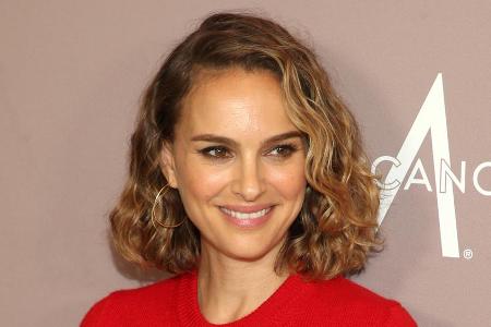 Natalie Portman strahlt mit lockiger Bob-Mähne