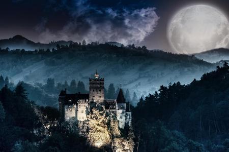 Das Heimatland von Graf Dracula, Rumänien, bietet sich ebenfalls an. Drei Stunden von Bukarest entfernt, steht das mittelalt...