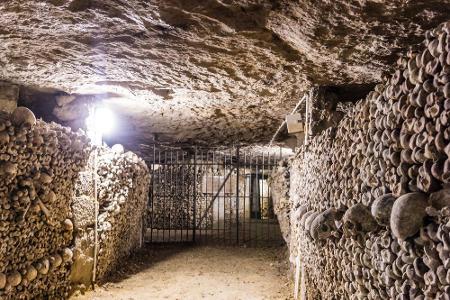 Auch Paris hat eine dunkle Seite. So lagern unterhalb der Stadt Schädel und Knochen von mehr als sechs Millionen Toten. Ein ...