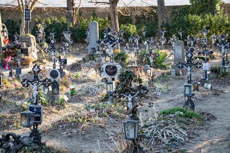 In Wien wartet der Friedhof der Namenlosen, an dessen Stelle die Donau zahllose Wasserleichen angespült hat. Da viele der To...