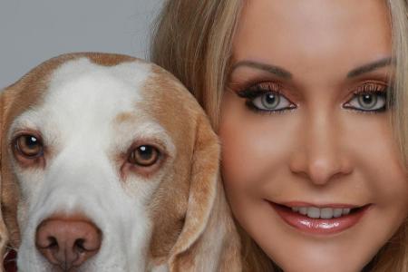 Dolly Buster und ihr Hund