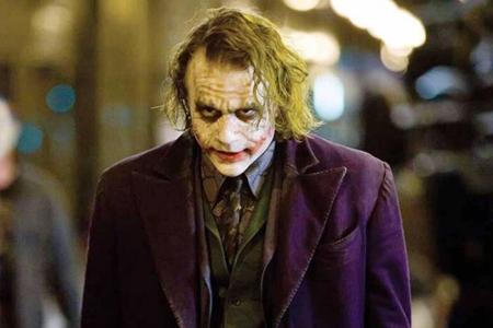 Um seiner Rolle möglichst authentisch zu spielen, sperrte sich Ledger zuvor sechs Wochen lang in ein Hotelzimmer ein, um Ins...