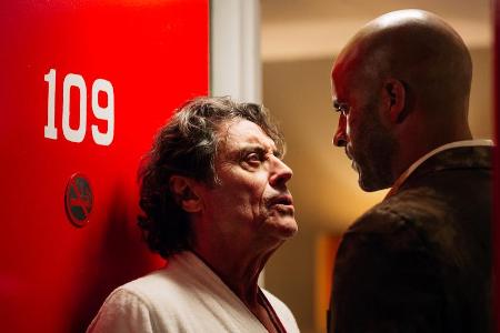 Shadow Moon (Ricky Whittle, r.) und sein dubioser Arbeitgeber Mr. Wednesday (Ian McShane)