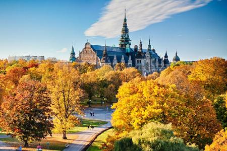 Auch in der Stadt gibt es ihn, den Indian Summer: Das Nordische Museum auf der Insel Djurgården in Stockholm scheint im Okto...