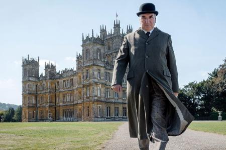 Auch als Pensionär wird Butler Carson (Jim Carter) in Downton Abbey noch gebraucht.