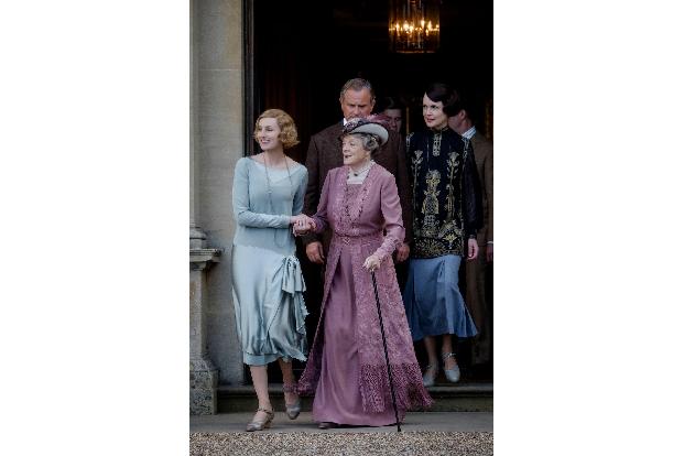 Wenn König und Königin zu Besuch kommen, ist selbst Lady Violet (Maggie Smith, Mitte) aufgeregt. Wie mag es da erst Lady Edi...