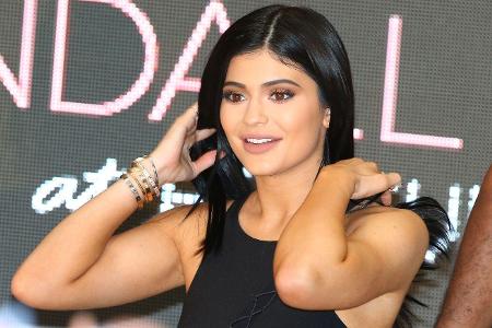 Kylie Jenner macht nicht nur Schlagzeilen, sondern auch eine Menge Geld mit ihrem eigenen Unternehmen. Vorteil: Ihr gehören ...