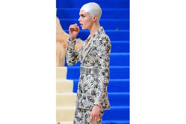 ...eine Woche zuvor versteckte Cara ihren Radikalschnitt noch ein wenig: Bei der legendären Met Gala trug sie eine silberglä...
