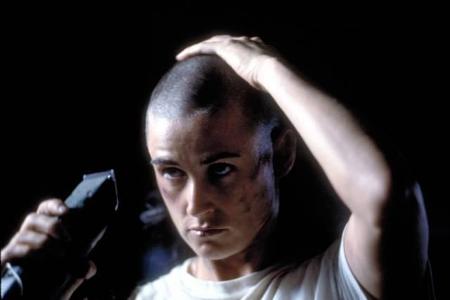...wie in Demi Moores Fall zum Rasierer. Sie gehörte 1997 zu den ersten weiblichen Hollywoodstars, die diesen radikalen Schn...