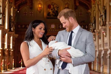 Auf diese Geburt haben alle gewartet: Endlich ist das Royal Baby da! Herzogin Meghan (37) und Prinz Harry (34) sind stolze E...