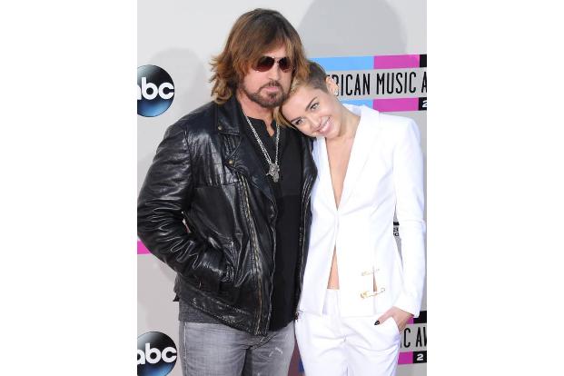 Billy Ray Cyrus kennt man, wenn man auf amerikanischen Country steht. Seine Tochter Miley kennt allerdings jeder. 