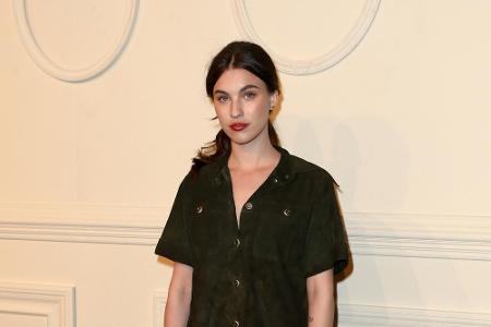 Rainey Qualley (27) hat nicht nur die Schönheit von ihrer Mutter Andie MacDowell. Die Miss Golden Globe 2012 arbeitet sowohl...