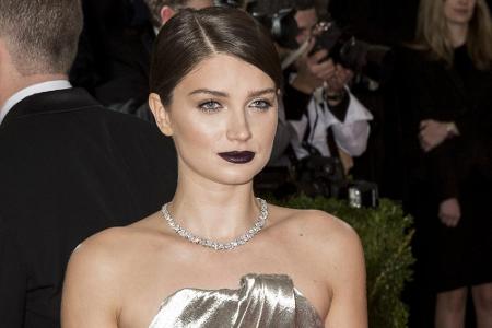 Mit U2-Frontman Bono als Vater wäre eine Musik-Karriere die logische Konsequenz gewesen. Doch Eve Hewson (26) setzt lieber a...