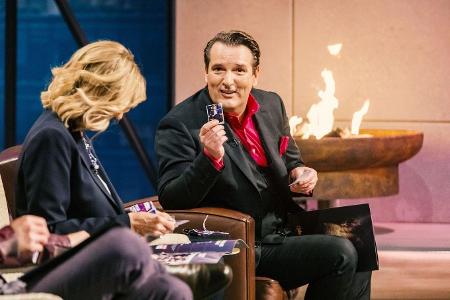 Immer gut gelaunt, außer wenn es Zeit für die Entscheidung der Gründer ist: Dann geht Ralf Dümmel der Stift!